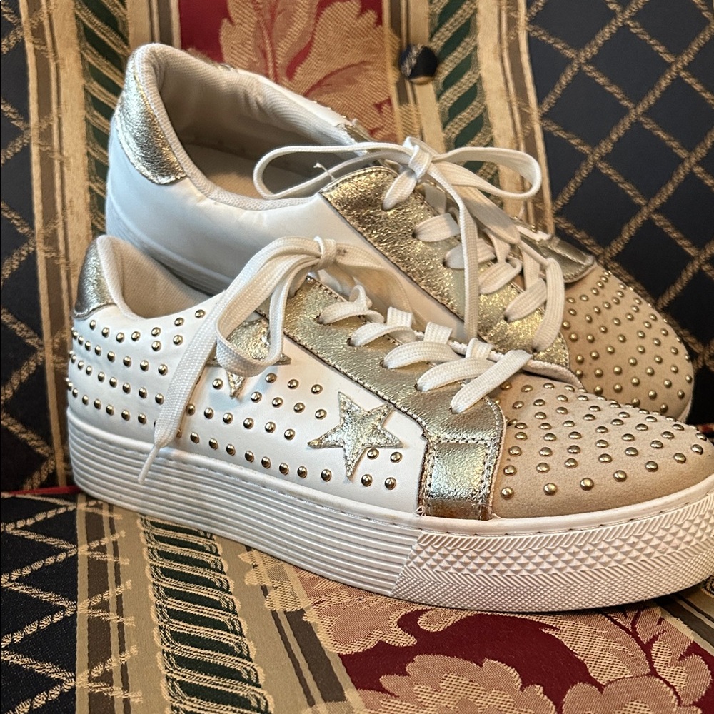 Outwoods White and Gold Star-Studded Sneakers